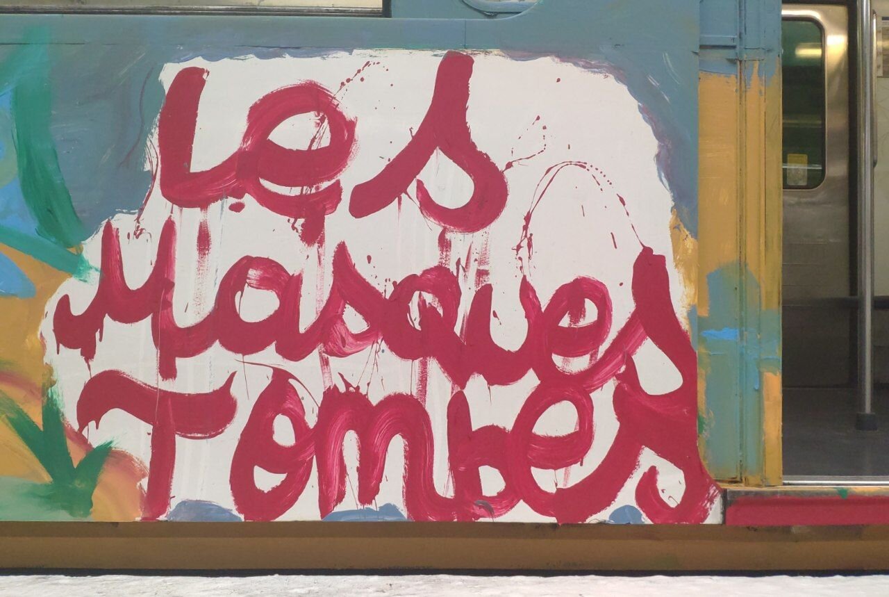 Peint sur un métro : "Les masques tombes"