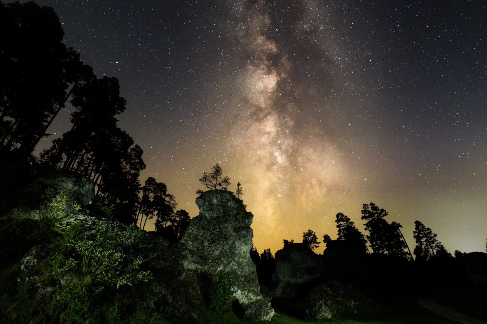 Milchstaße hinter Felsen.
