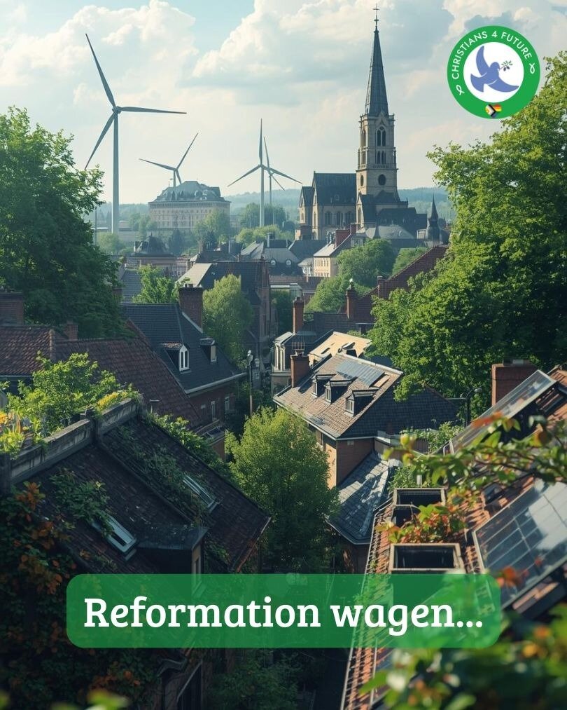 Blick über ein dicht begrüntes Stadtviertel mit historischen Häusern; Windräder und eine Kirche ragen über die Dächer, sommerliches Licht. Oben rechts das Logo von Christians for Future. Unten der Schriftzug: Reformation wagen...