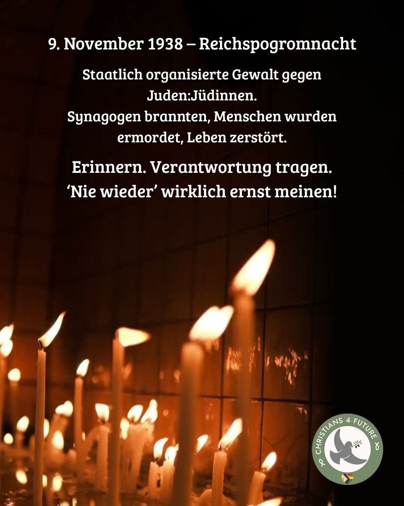 Bild im Kerzenschein zur Erinnerung an den 9. November 1938. Mehrzeiliger weißer Text benennt die Reichspogromnacht, staatliche Gewalt gegen Jüdinnen:Juden, brennende Synagogen, Ermordungen. Schlussworte: „Erinnern. Verantwortung tragen. 'Nie wieder' wirklich ernst meinen!“ Logo mit Taube unten rechts.