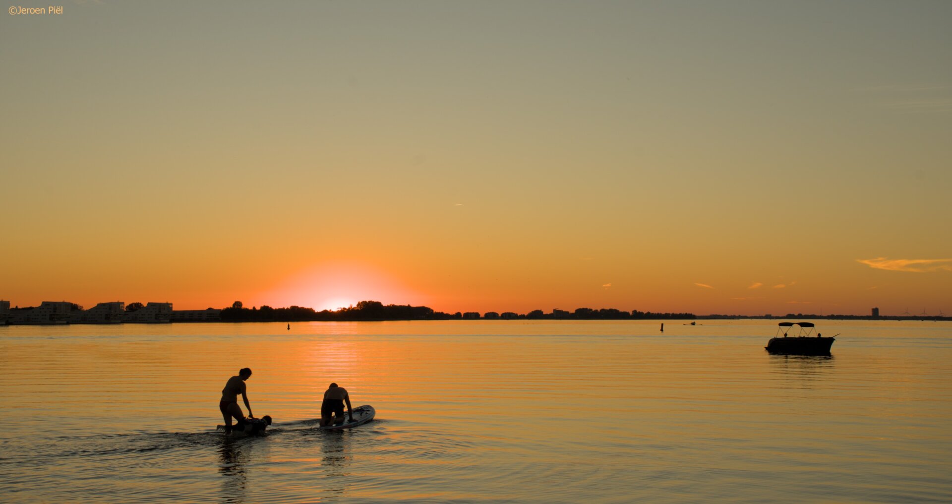 Zonsondergang aan een strandje in Blaricum

Sunset at a little beach in Blaricum