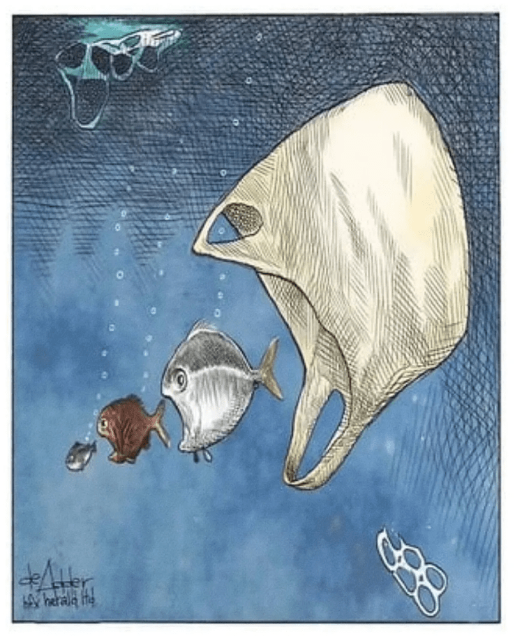 Tekening van een klein visje die bijna opgegeten wordt in een iets groter visje, die op diens beurt weer bijna opgegeten wordt in een nog wat grotere vis, die op diens beurt bijna verstrikt raakt in een in het water rondzwevend plastic tasje. De compositie is zo gemaakt dat het lijkt alsof het tasje de grootste vis bijna op gaat eten.