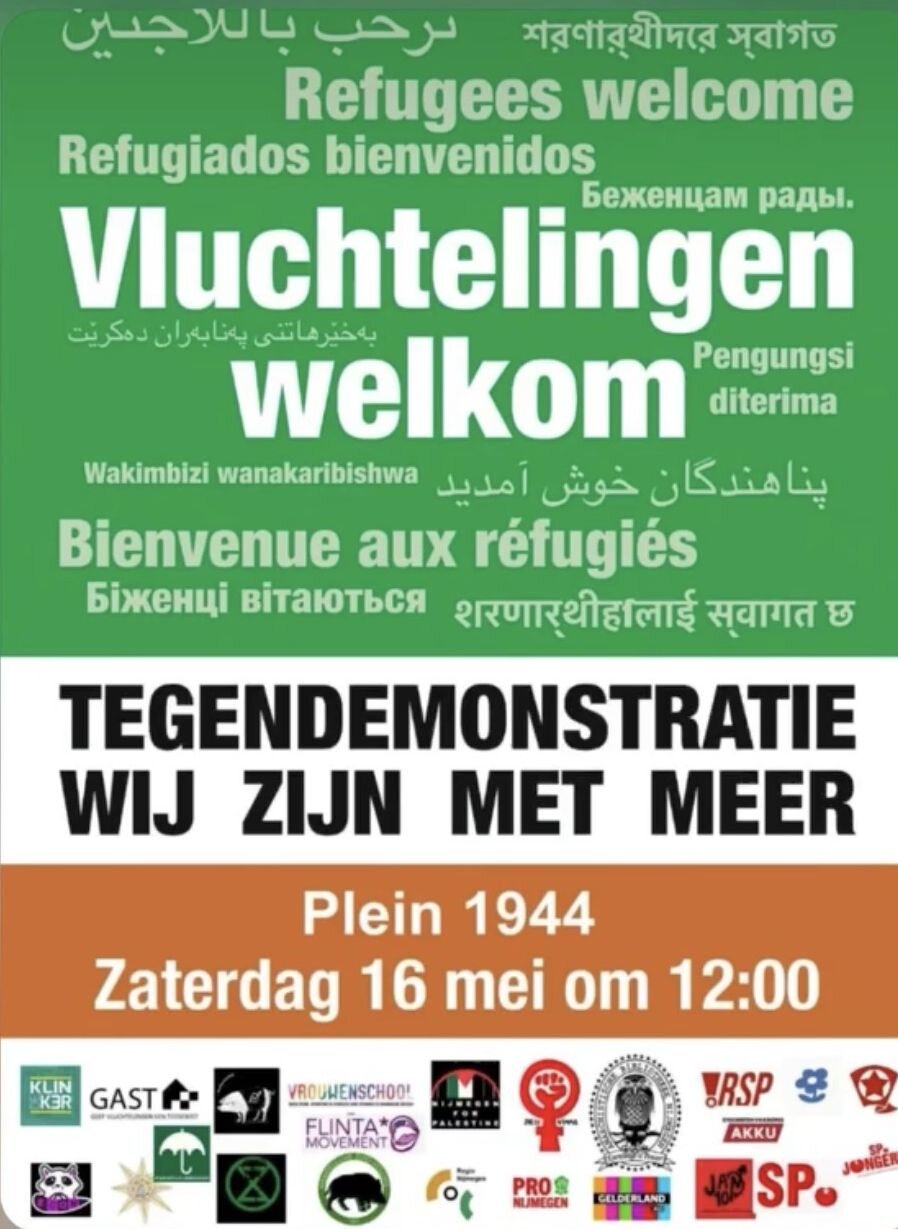 Foto van een nagemaakte bom voor de deur van de Tweede Kamer, met daarop geschreven 'Geen Nederlandse wapens naar Israel'