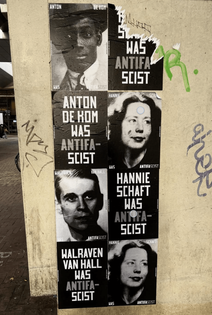 Een aantal posters boven elkaar met portretten van Anton de Kom, Hannie Schaft, en Walraven van Hall, met daarbij de tekst "[naam van de persoon] was antifascist"