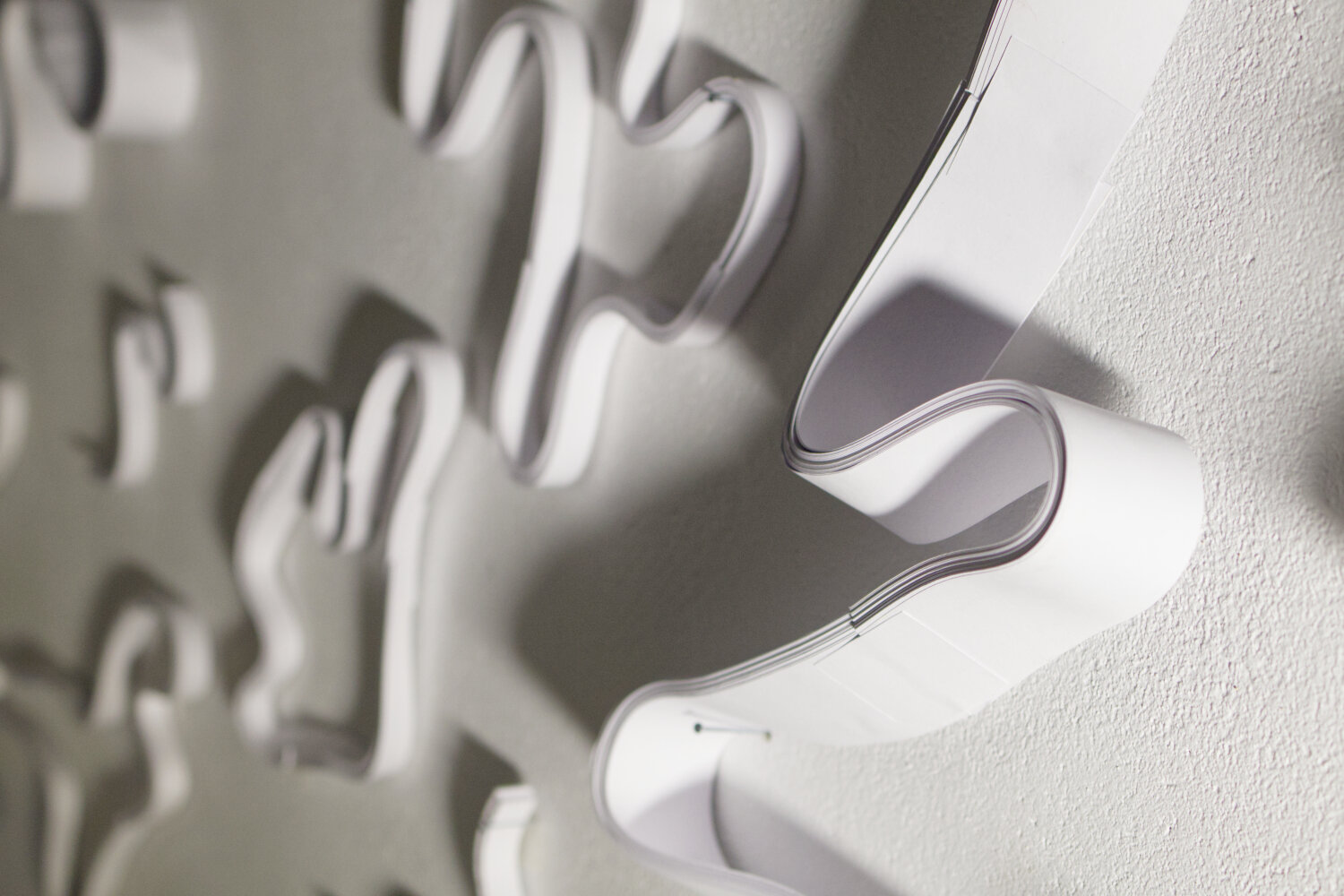 papier blanc torsadé au mur, détail