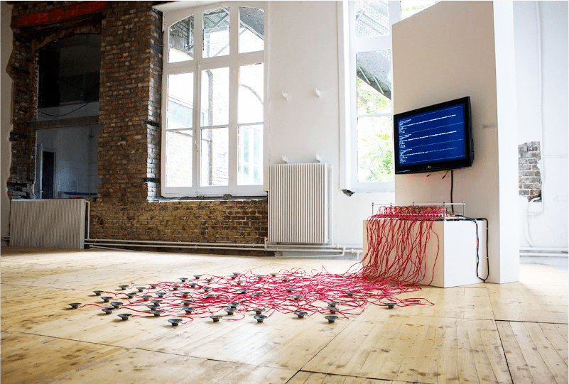 installation oh my() de noriyuki suzuki, un écran, en dessous un bloc ordinateur et des dizaines d'enceintes