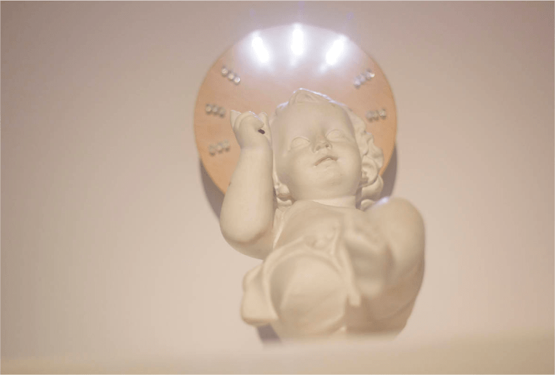 photographie de la sculpture en plâtre avec led de l'enfant jésus, projet de Filipe Vilas Boas