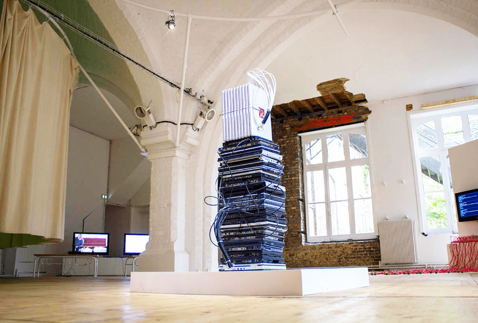 photographie de la scultpure de marcel schwittlick, composée d'une pile d'ordinateurs gris et noirs