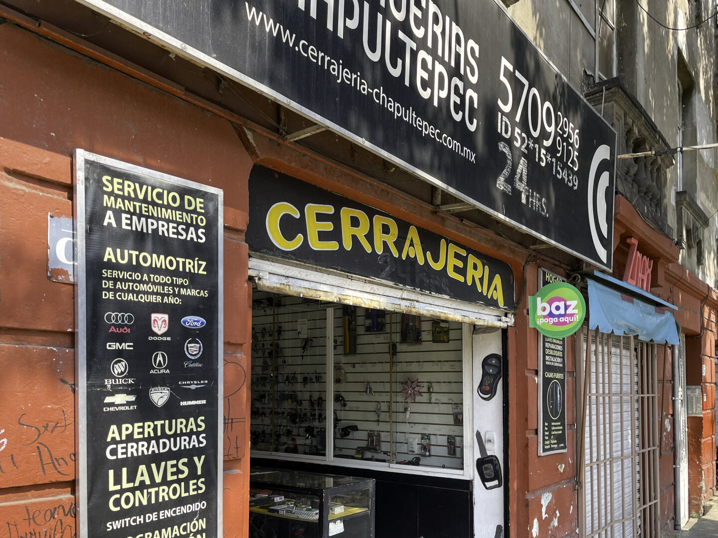 Sign above a storefront reading "cerrajería"