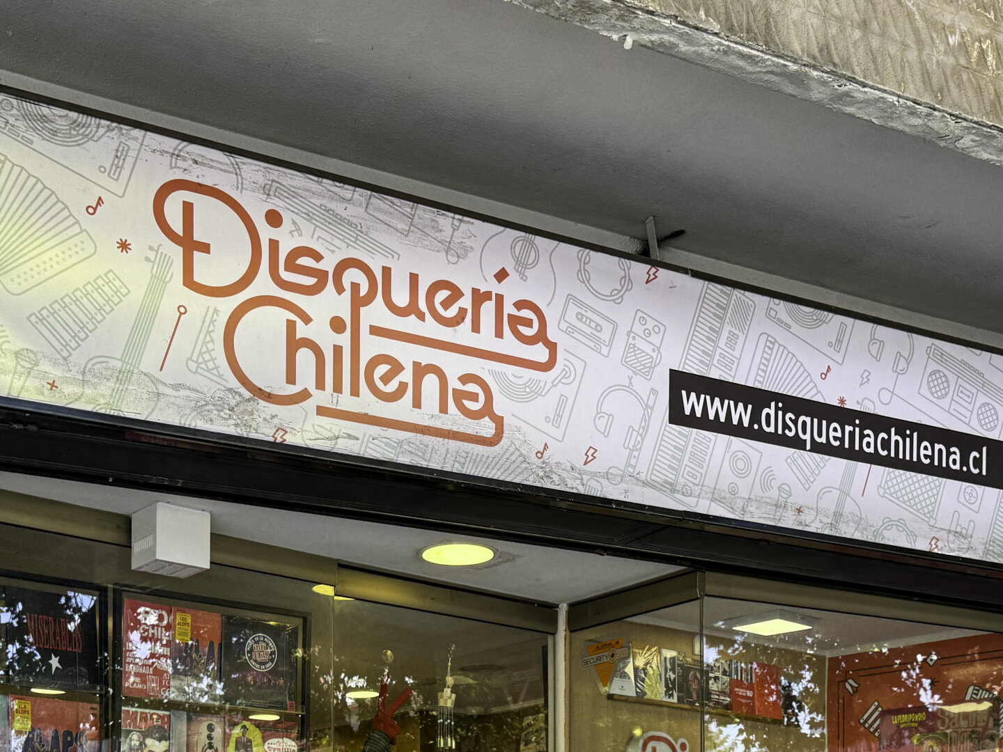 Sign above a storefront reading "Disquería Chilena" in red letters on a white background.