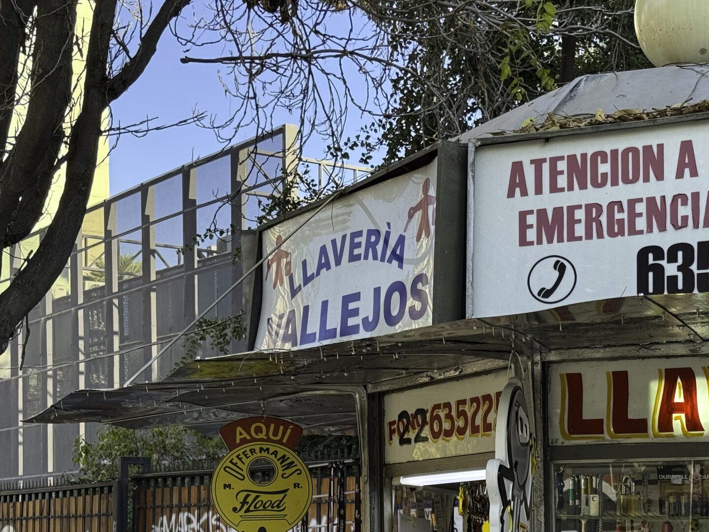 Photo of a sign at the top of a small kiosk that reads "Llavería"