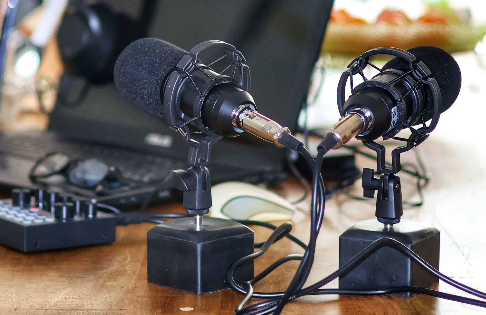 De plek waar de podcast wordt opgenomen, aan de keukentafel.