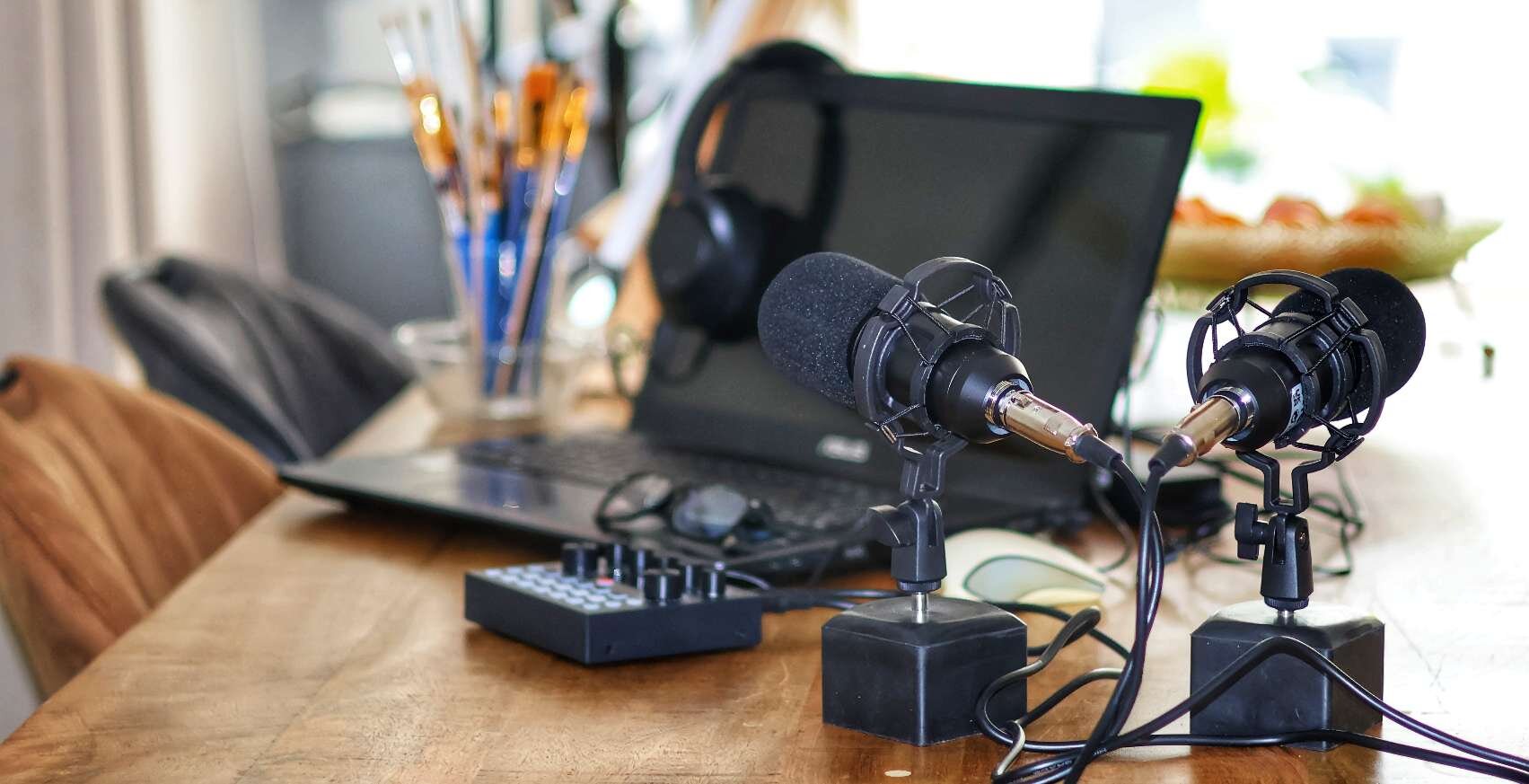 De plek waar de podcast wordt opgenomen, aan de keukentafel.