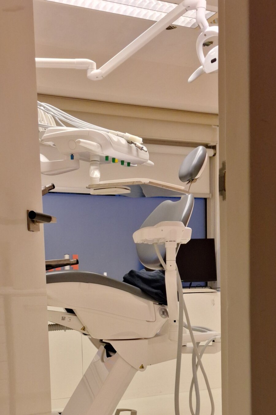 Tandartsstoel in een tandarts kamer