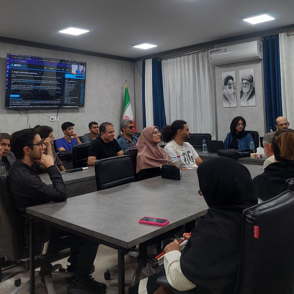 نمایی از کاربران رویداد در حال تماشا ارائه