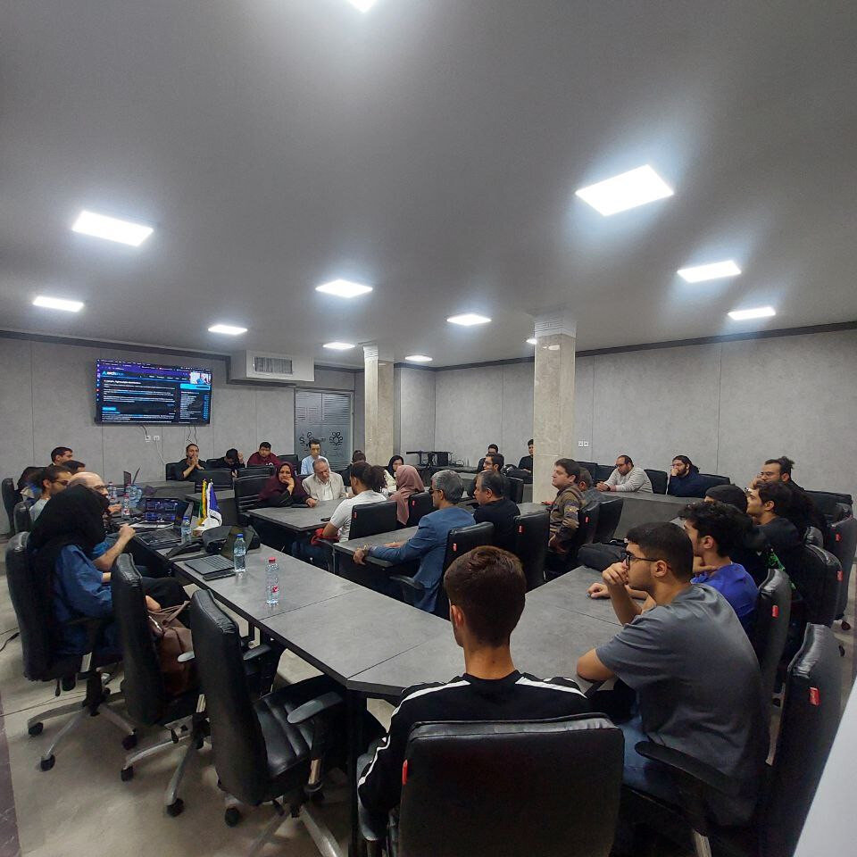 دورتا دور میز و صندلی به ظرفیت ۵۰ نفر به صورت مربعی