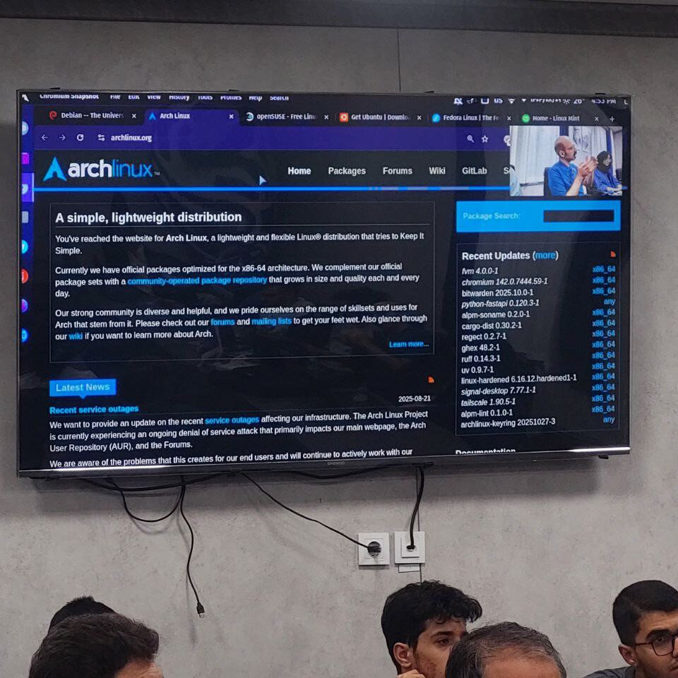 صفحه تلوزیون که تصویر ارائه دهنده به همراه مطلب ارائه رو نشان می‌دهد