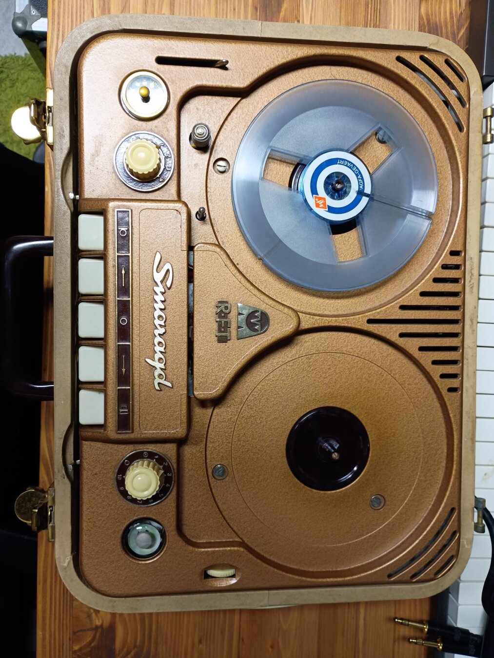Foto eines alten Tonbandgeräts der Marke Smaragd aus der DDR