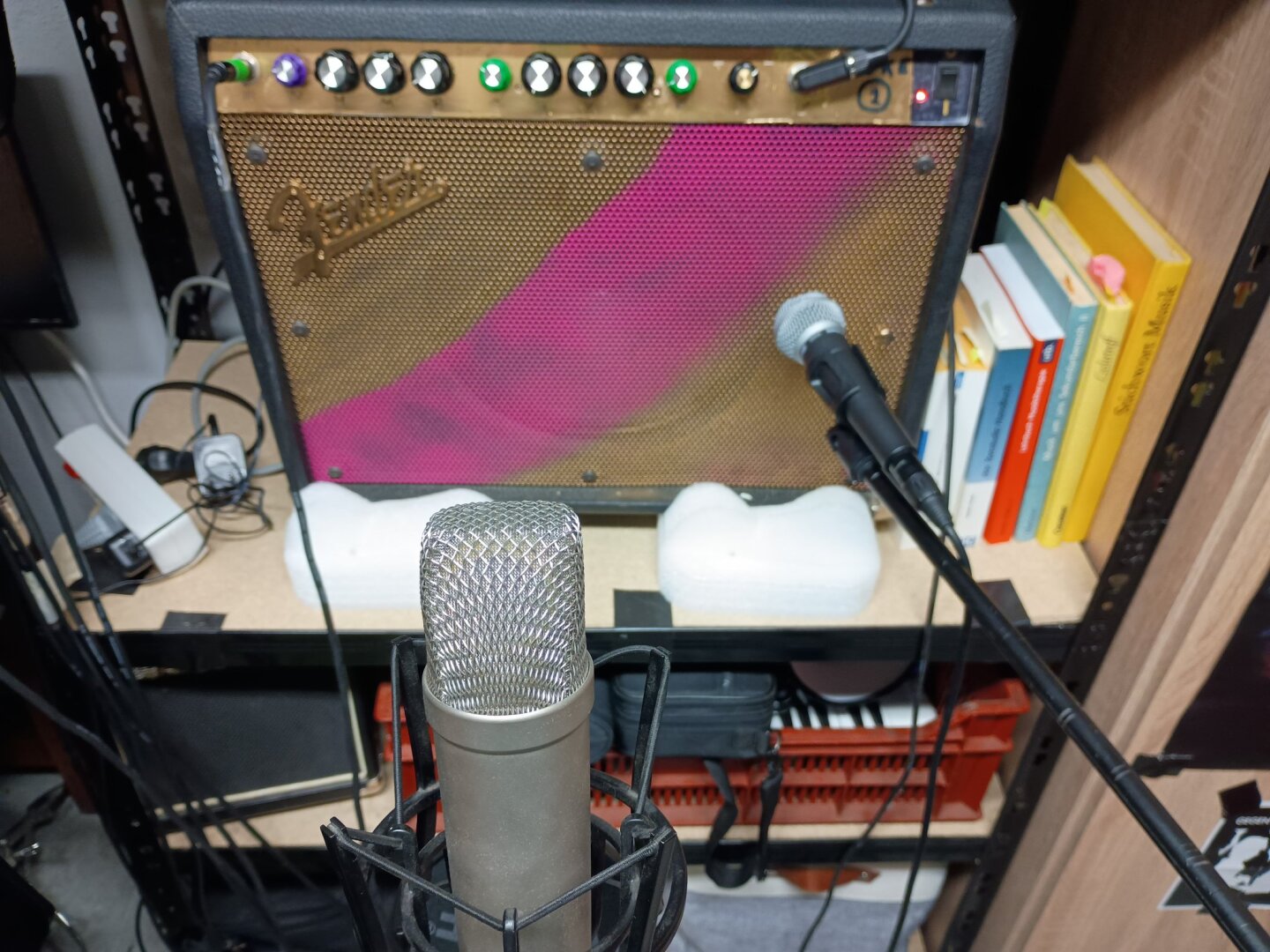 Foto von einem Gitarrenverstärker mit zwei Mikrofonen.