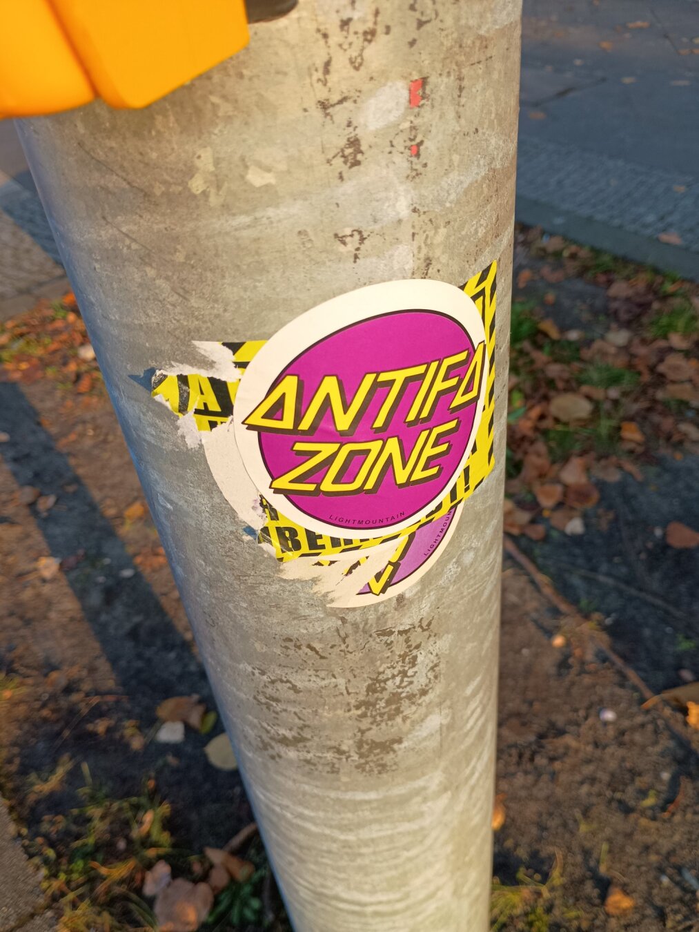 Aufkleber mit der Aufschrift "Antifa Zone"