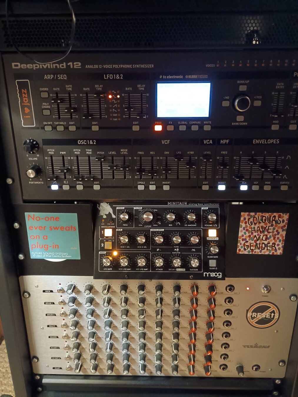Ein Foto von einem Rack mit drei verschiedenen Synthesizern.