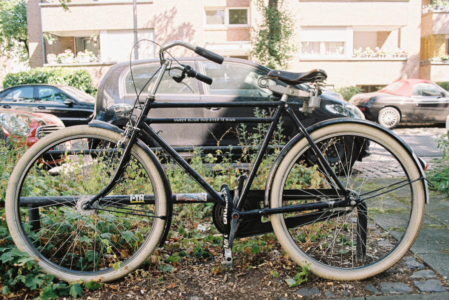 A Dutch style roadster bicycle with the words "under blind One-Eyed Is King" on the top tube.