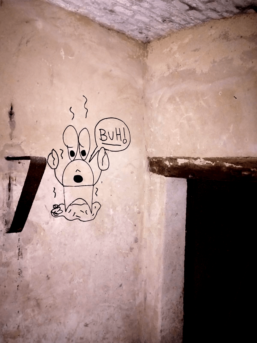 Wandzeichnunng in Lost Place von einem erschreckendem Krebs.