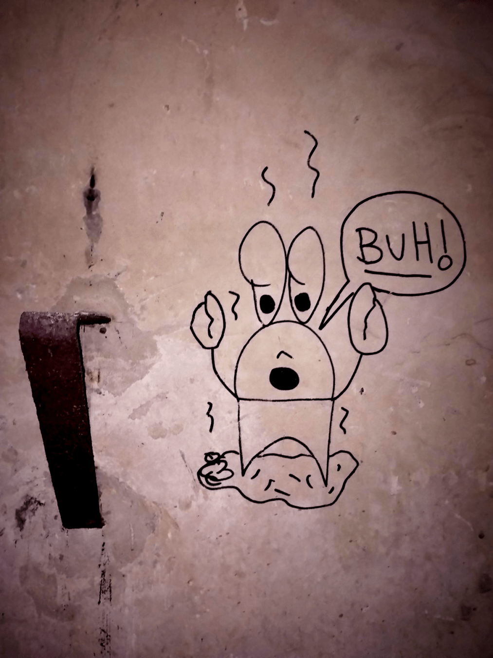 Wandzeichnung eines in einer Mistpfütze stehenden Krebs, welcher die Zangen erhoben hat und "Buh !" ruft.