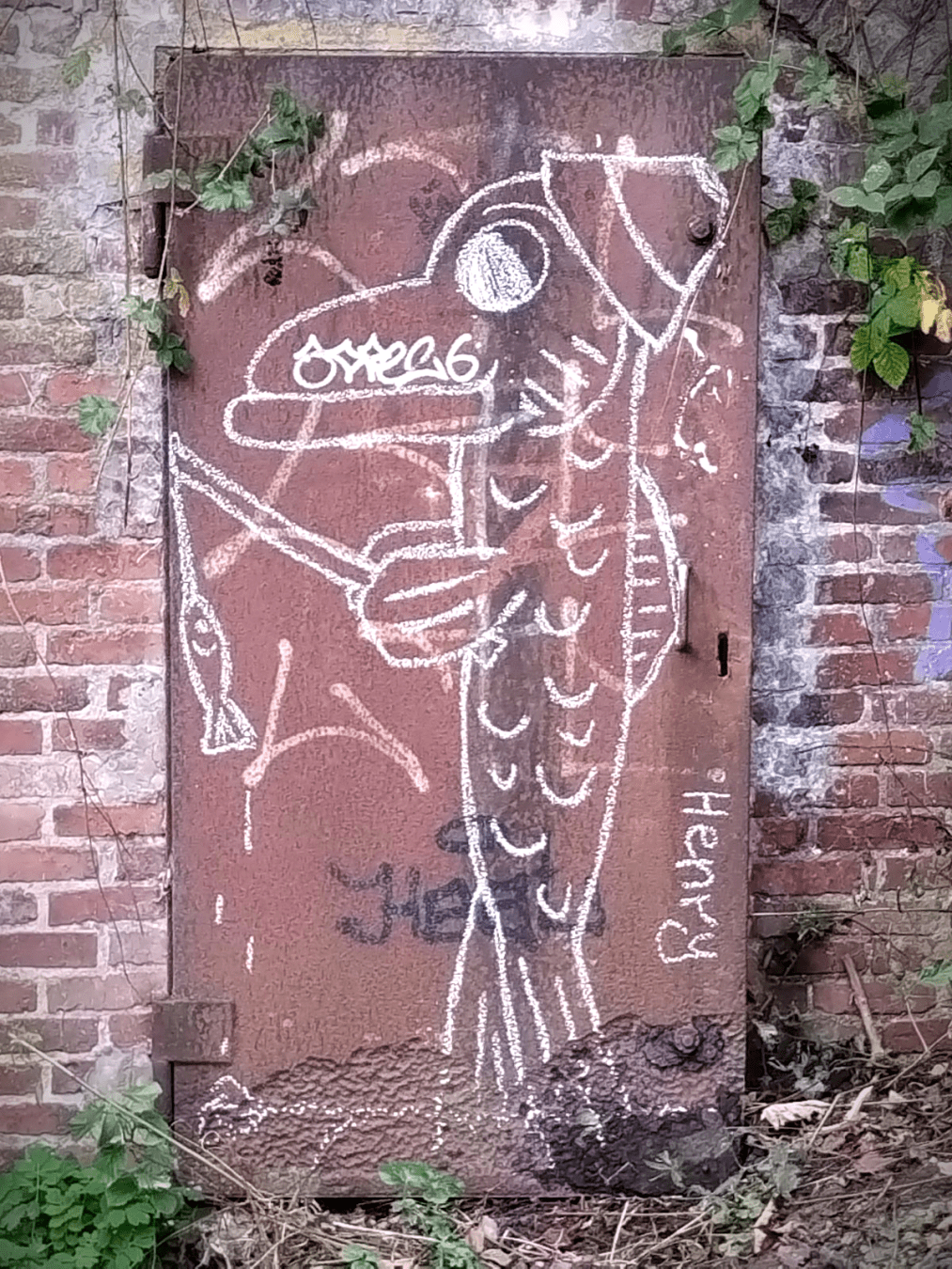 Kreidezeichnung eines angelnden Fischmanns auf rostiger Tür.
