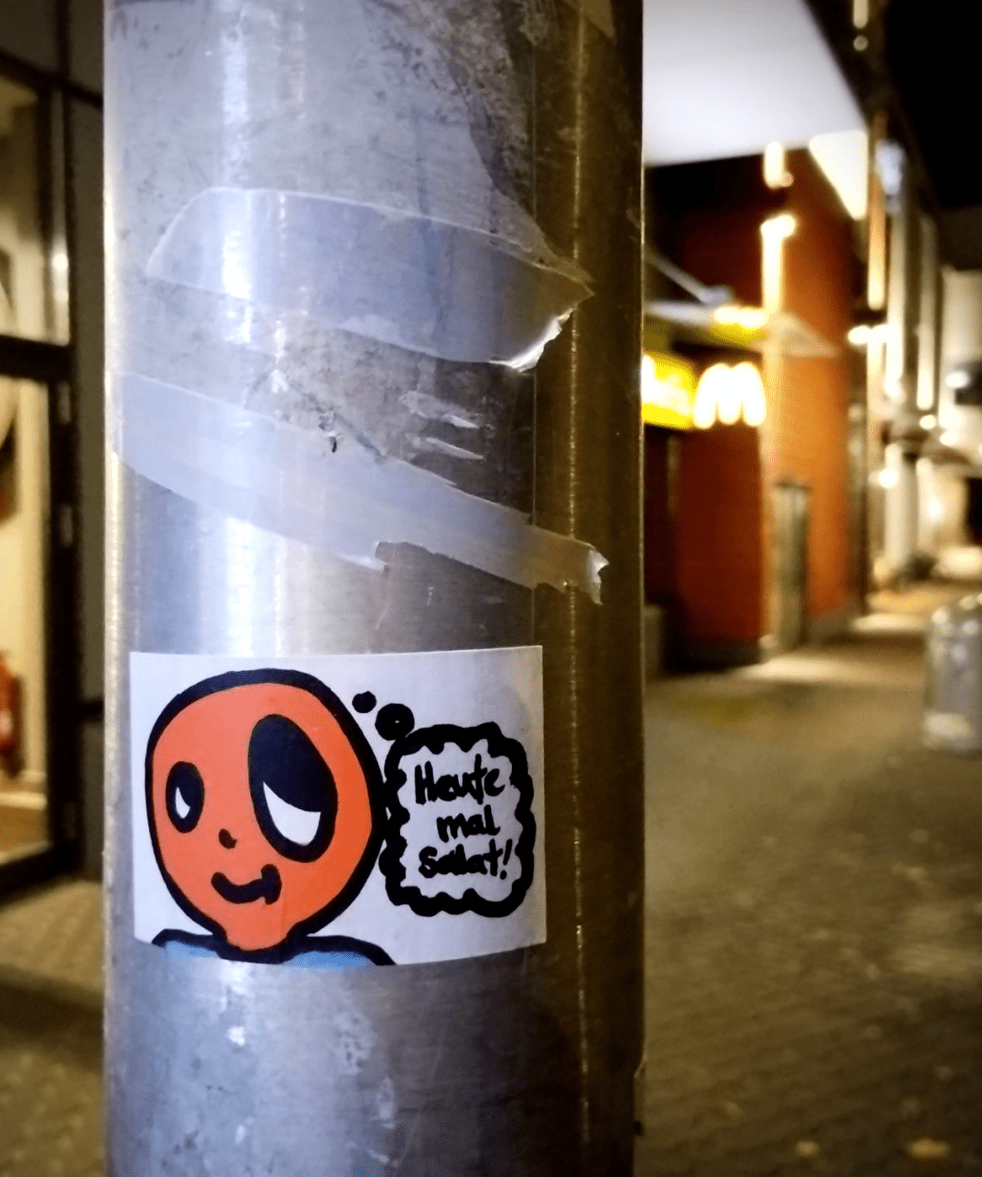 Aufkleber mit Figur und Denkblase "Heute mal Salat !" neben McDonalds.