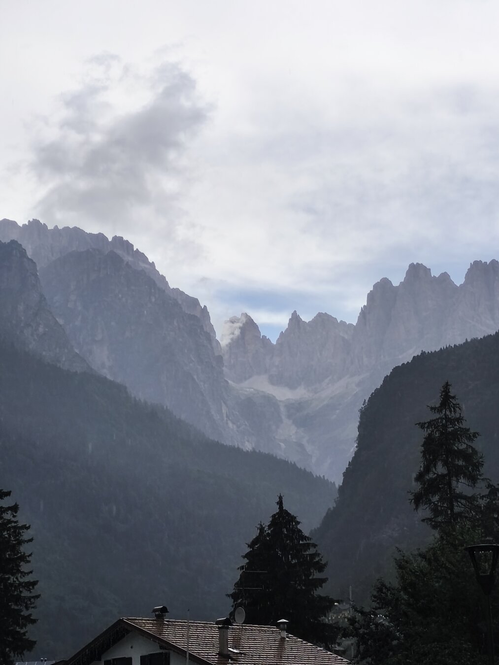 Typische felsige Dolomiten Berge. Wolken.