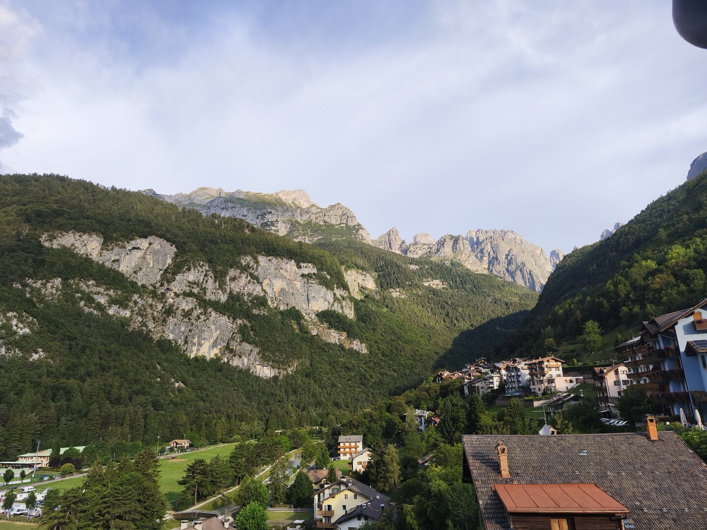 Blick vom Balkon auf schroffe Felsengipfel.
