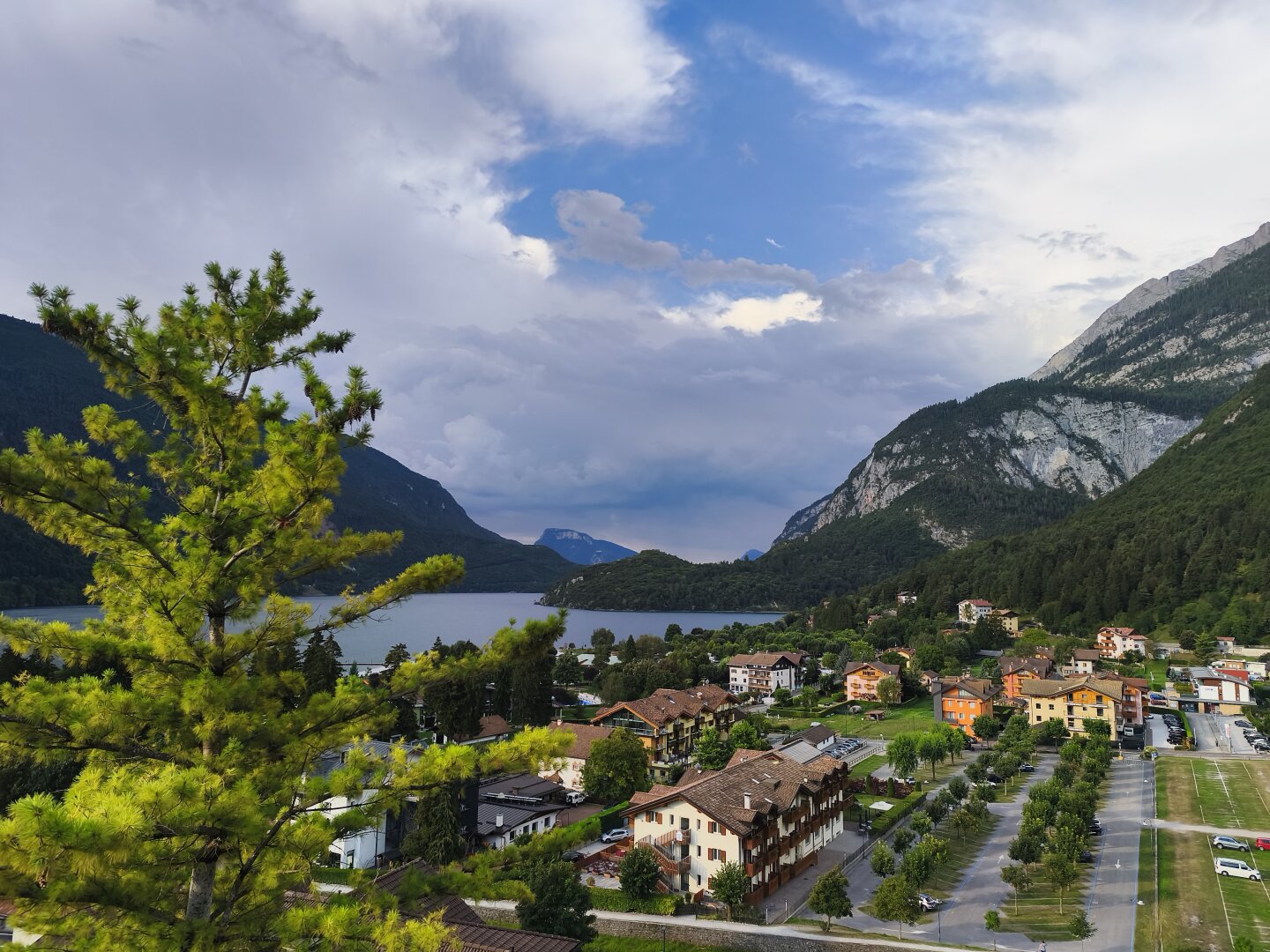 Blick vom Balkon auf den Lago di Molveno.