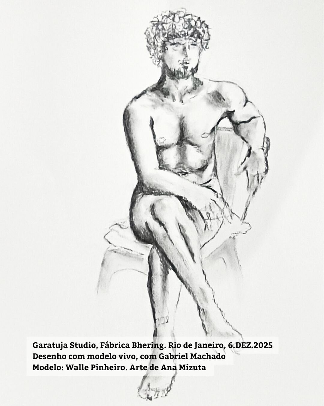 Foto do desenho final, de pose longa, que fiz. É um desenho a carvão sobre papel branco A3. O modelo, um homem branco jovem, aparece sentado sobre uma cadeira em cima do tablado.