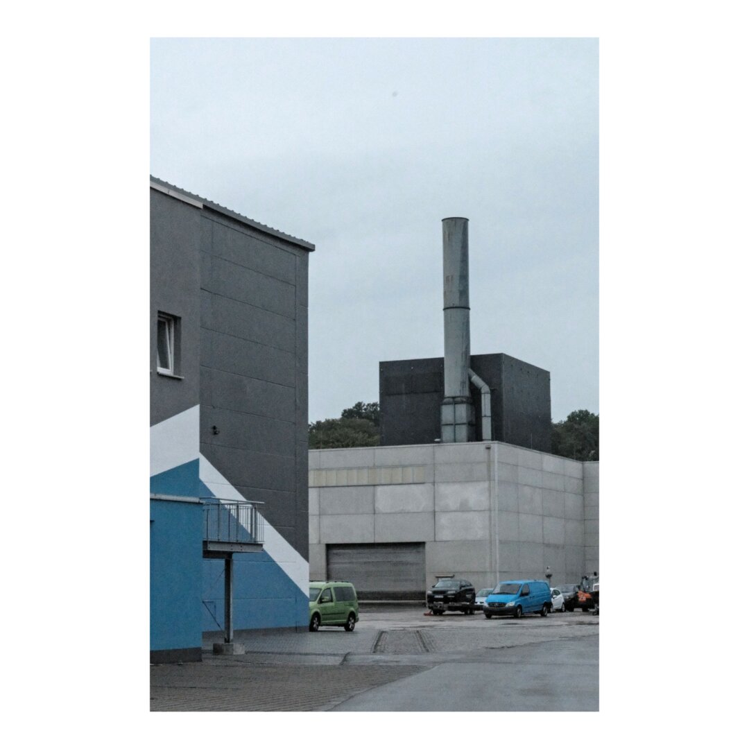 Industrial buildings at Schönherrfabrik, Chemnitz. On the left a part of the Druckbude skate hall is visible, in background a chimney is in the picture.