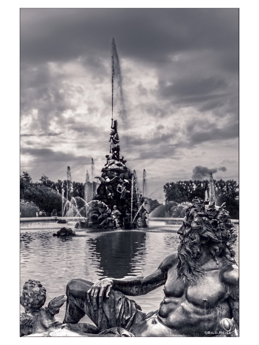 Schwarzweißfoto eines der Brunnen vor Schloss Herrenchiemsee.