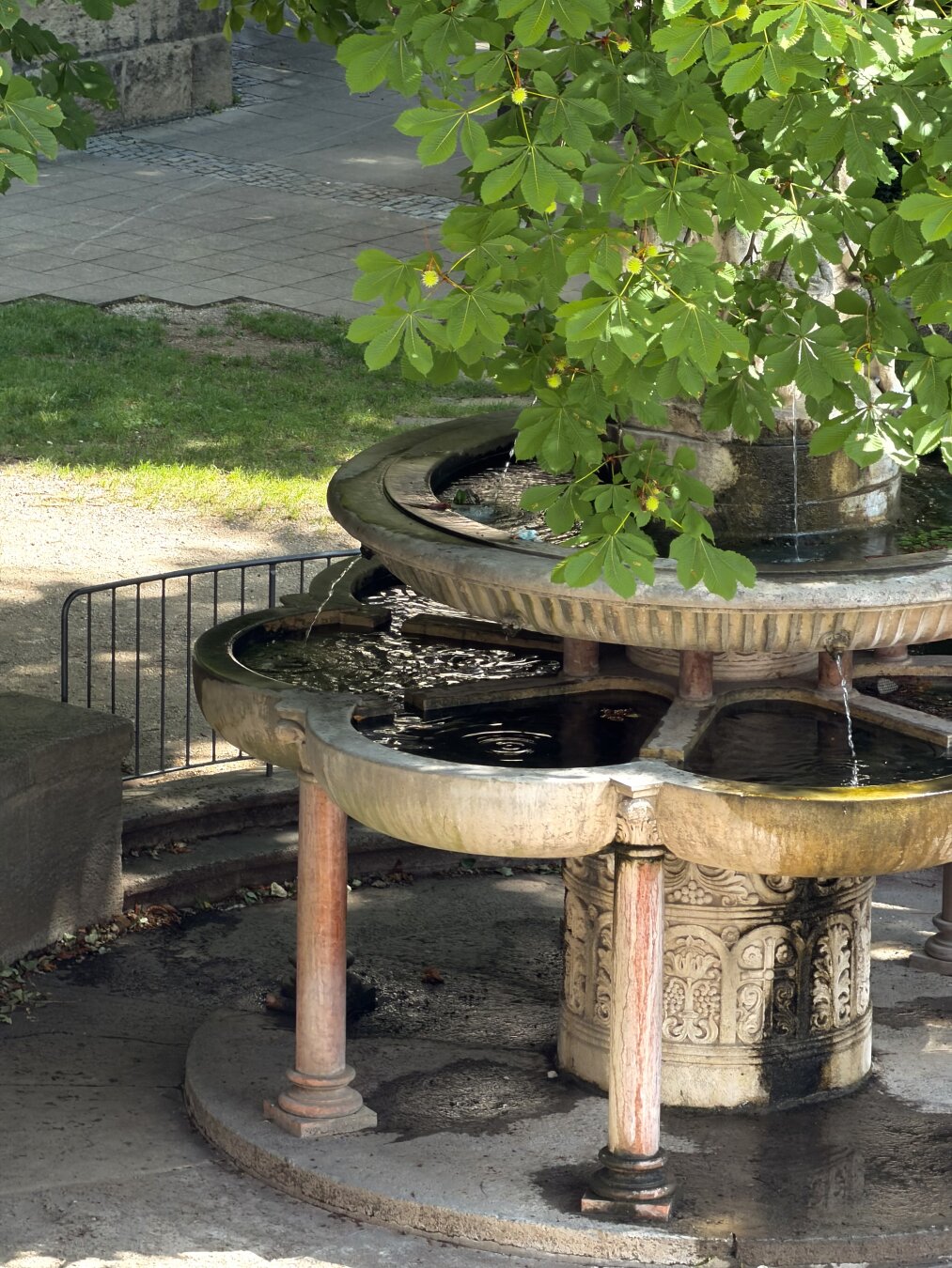Detail 1- Blick in den Brunnen vom Marktplatz aus.

Detail 1 – View into the fountain from the market square.
