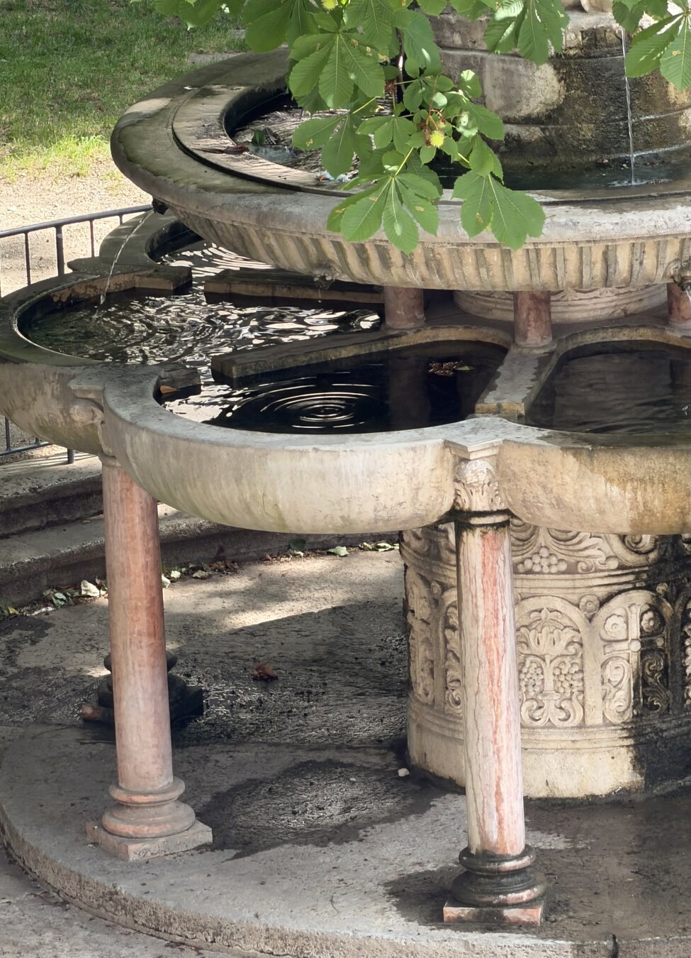 Details 2- Ansicht des Brunnen vom Marktplatz aus.

Detail 2 – View of the fountain from the market square.