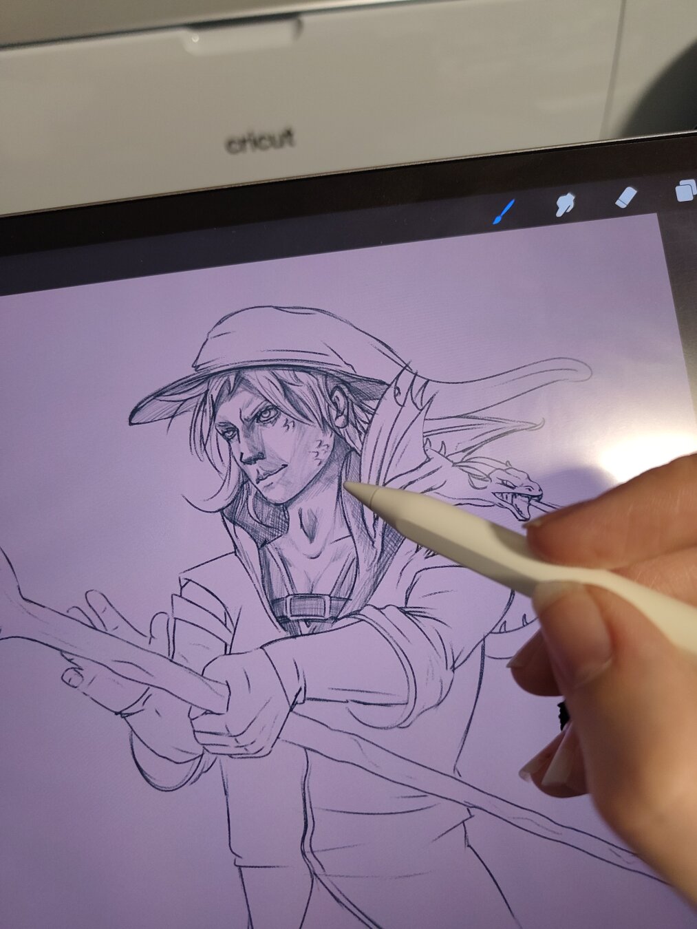 Digitale Skizze in Arbeit. Ein Zauberer mit Hut, Robe und langem Zauberstab dreckt diesen kampfbereit nach vorn. Auf seiner linken Schulter sitzt ein kleiner feuerspeiender Drache.