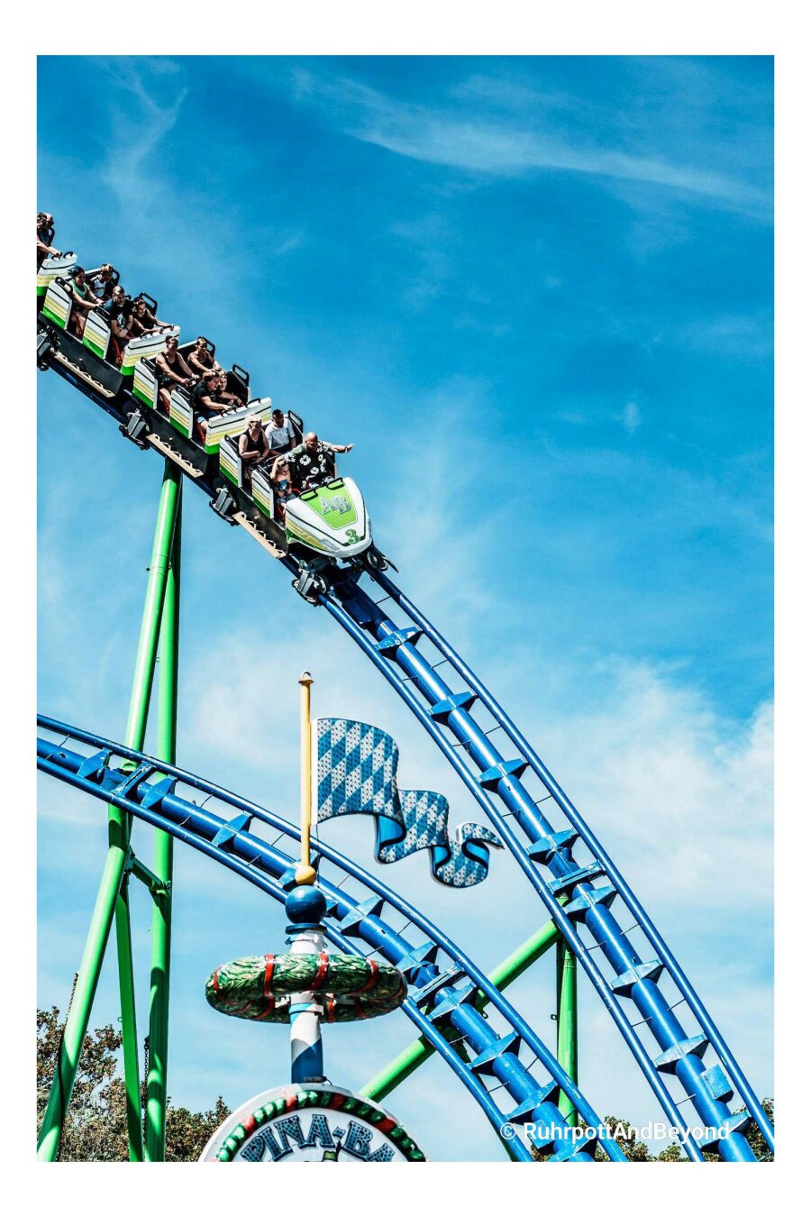 Eine Achterbahn schießt vom höchsten Punkt in die Tiefe