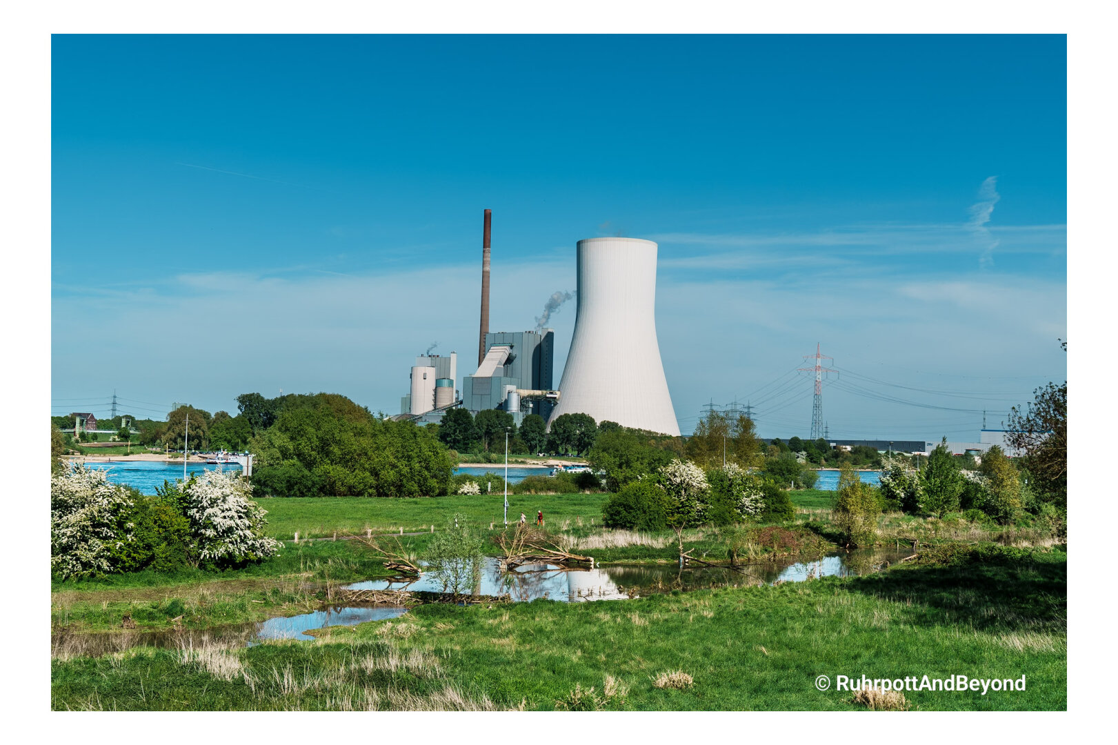 View from Orsoy towards Duisburg-Walsum. In the background, the power plant; in front of it, the Rhine; and on the Orsoy bank, a nature reserve... home to a beaver.