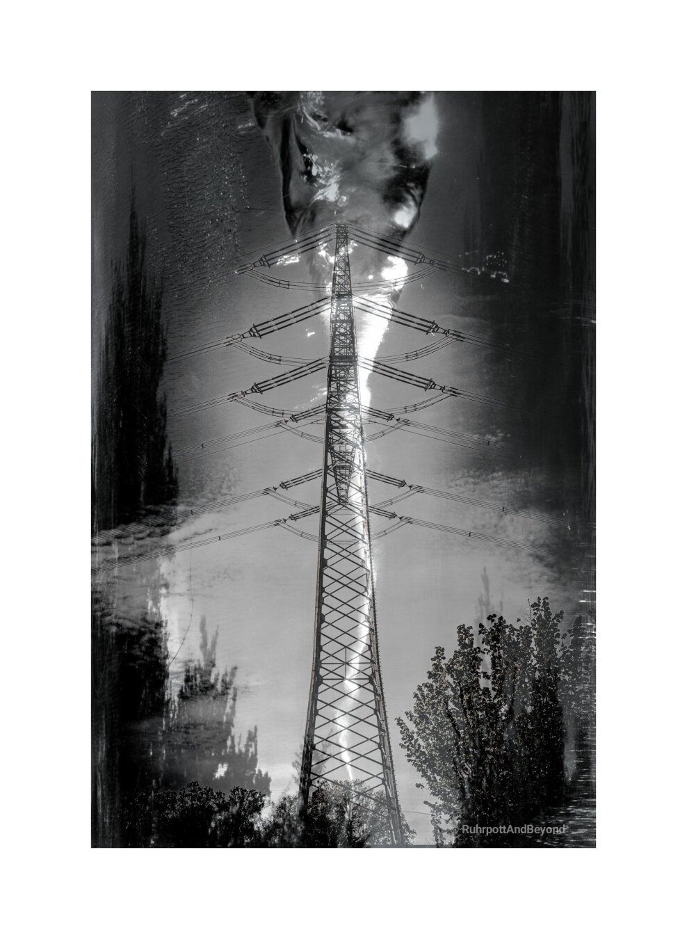 SW Foto. Doppelbelichtung aus einem Hochspannungsmast und einem Strudel den man in einem durchsichtigen Spielgerät durch Kurbeln erzeugt.