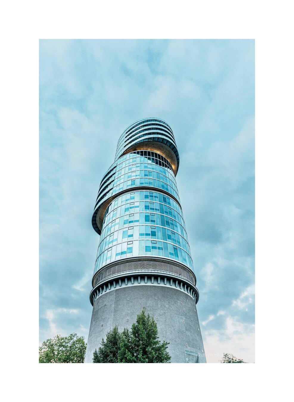 Blick auf ein Hochhaus bestehend aus mehreren runden Elemente die versetzt angeordnet sind.
