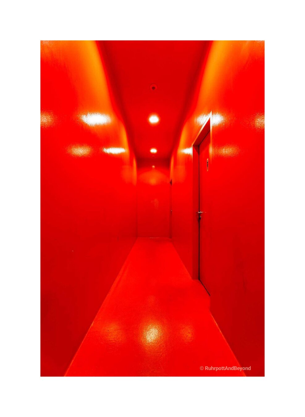 Ein WC Bereich in knalligem rot orange....