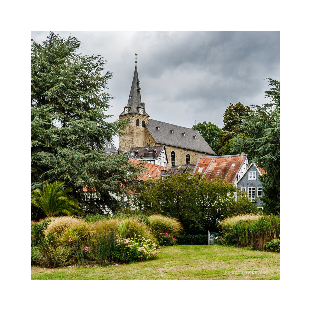 Bild einer sehr idyllischen Altstadt. Kirche mit Nebengebäuden