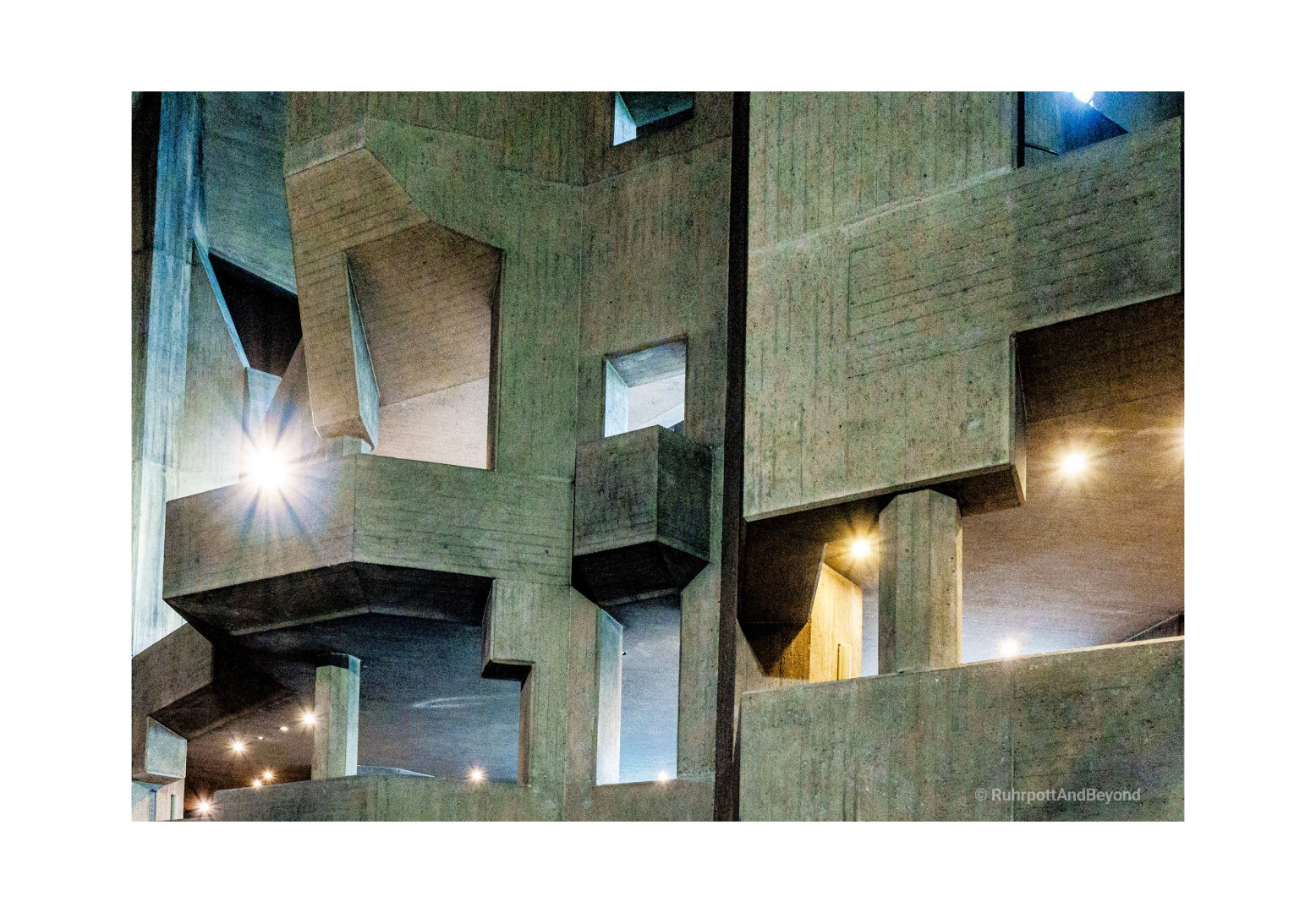 Streng geometrische Architektur. Sichtbeton.