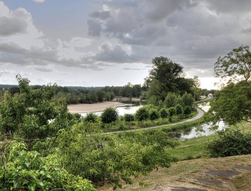 Landschap met rivier en wolkenlucht