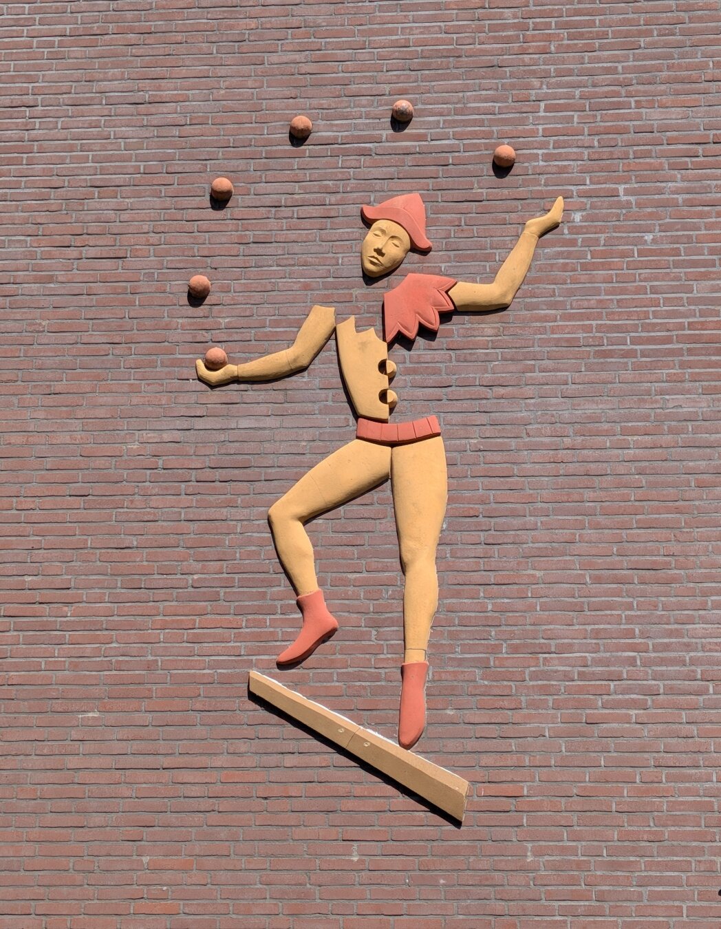 Muurkunstwerk van een jonglerende nar
