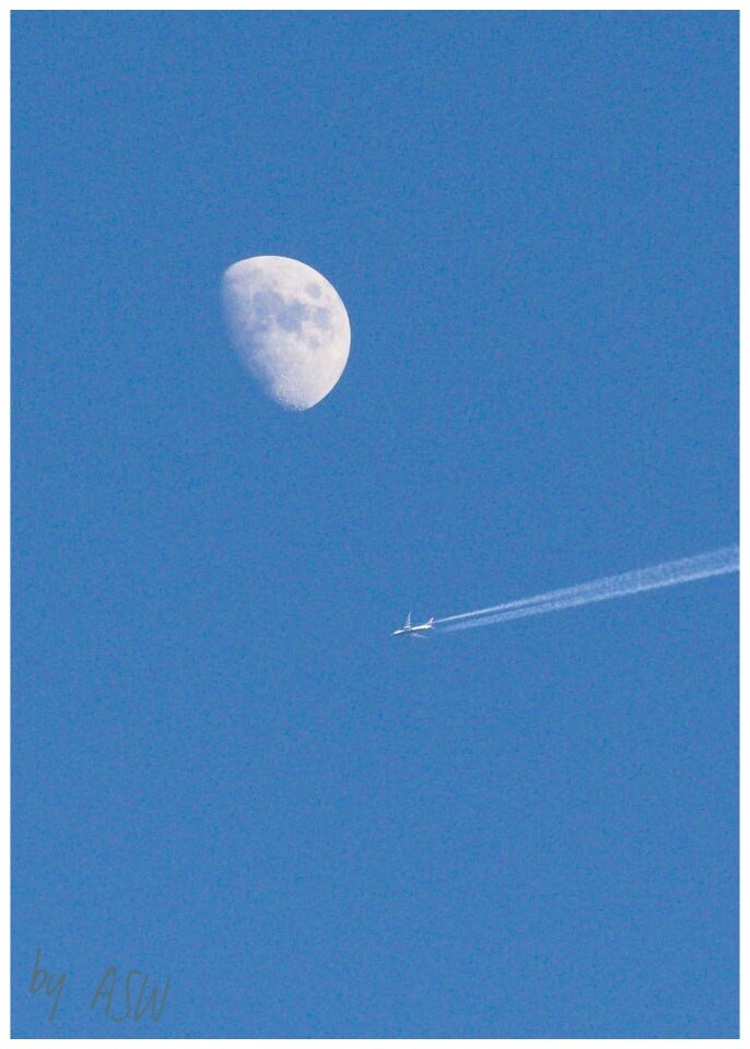 Ein Flugzeug fliegt auf den Mond zu und hinterlässt einen Kondensstreifen / An airplane flies towards the moin, leaving a contrail behind it