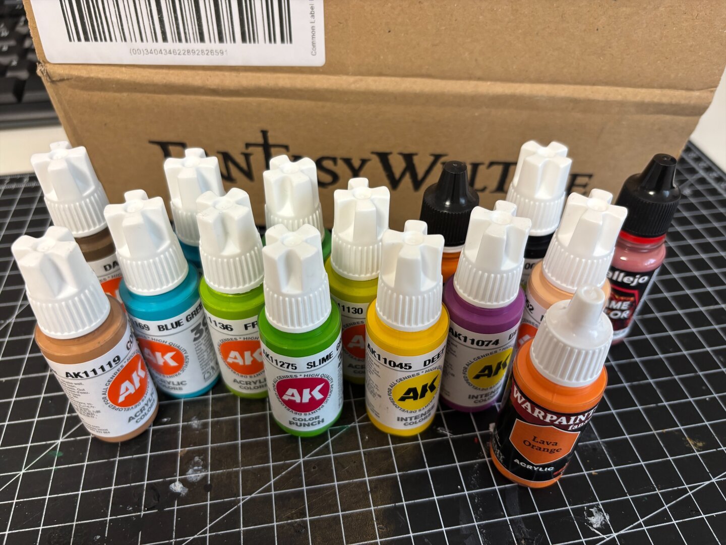Eine Auswahl verschiedener Acrylfarben für die Miniaturbemalung